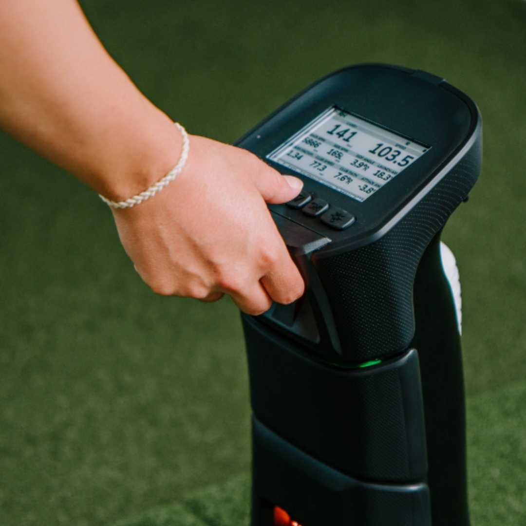 Uneekor EYE MINI SIG12 Golf Simulator Package - Image 6